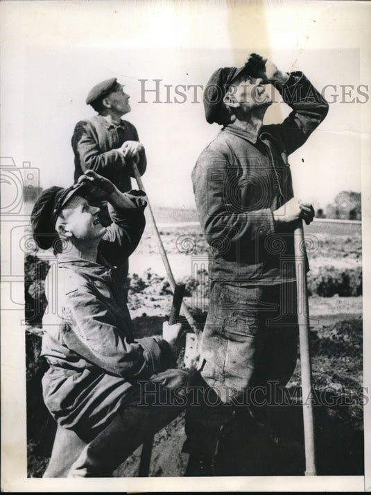 1945 Press Photo German Civilians Gaze Up At Air Armada Passing Over-Historic Images