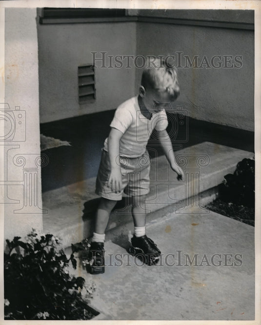1953 Press Photo Stevie Tries Out New Roller Skates - Historic Images