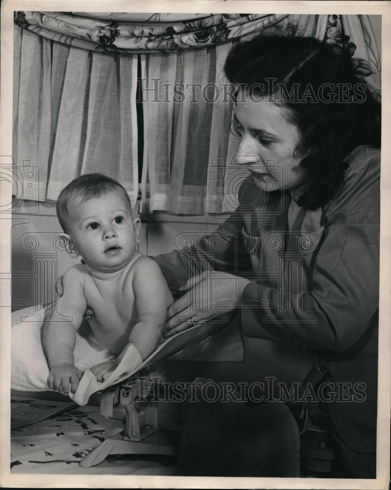 1947 Press Photo Dora Gross Weighs Daughter Barbara Jean - Historic Images