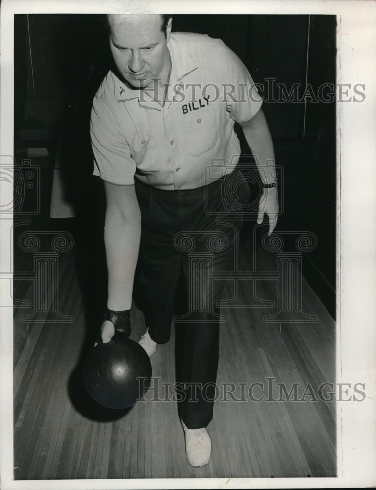 1966 Bowler Billy Wadu gives bowling delivery demonstration - Historic Images