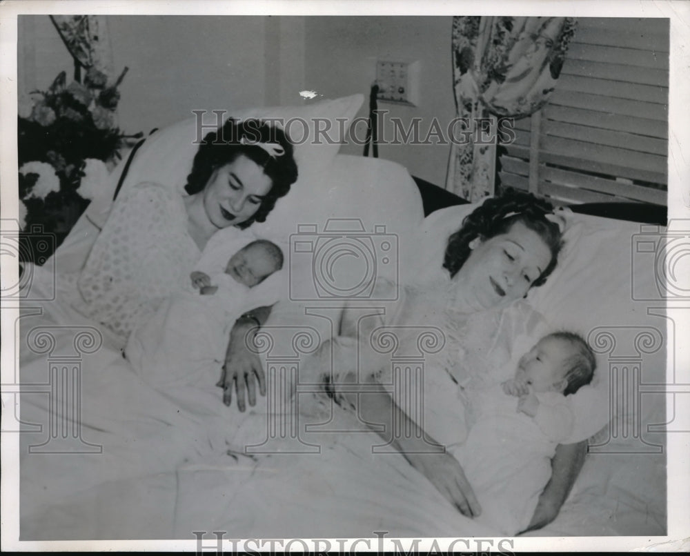 1944 Press Photo Grover Amazon and wife Mrs. Alvin C. Arnold babys - neb47288 - Historic Images