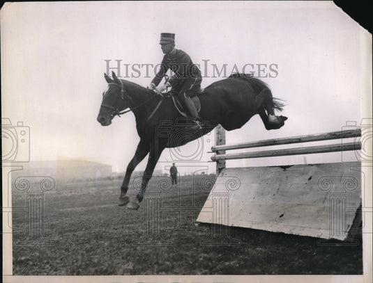 1933 Press Photo Swedish Capt Ernst Hallburg jumping at NY horse show - Historic Images