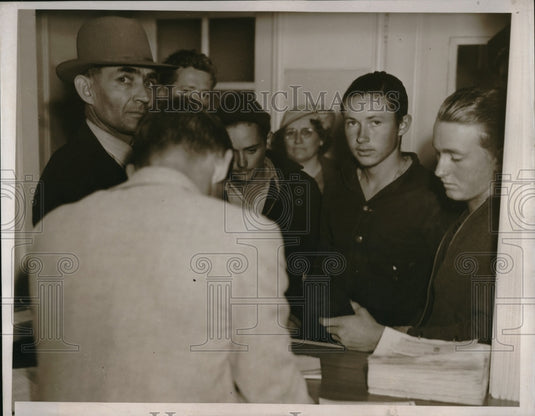 1938 Police Officer Paul Tara, Chief of police Al Huntsman booking - Historic Images