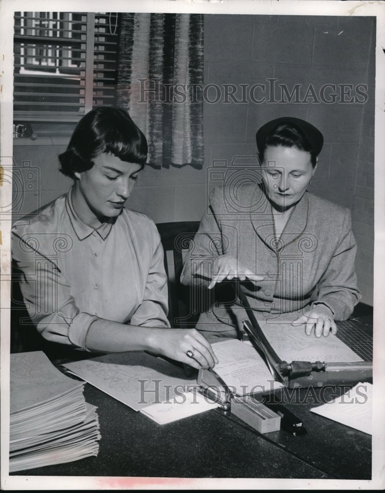 1953 Press Photo Mrs. Robert J. McDonoog and Mrs. Gordon Swinton - neb47453 - Historic Images