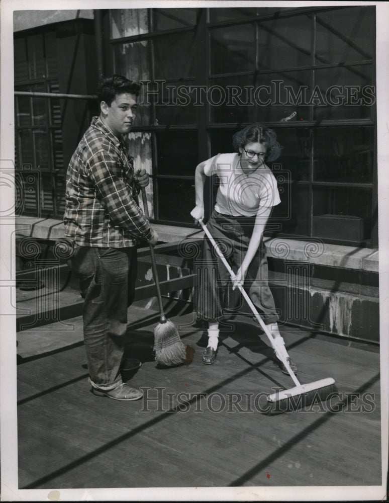 1952 Press Photo Bill Morris and Meredith A. Ckerman, Youth Cleaning Outside - Historic Images