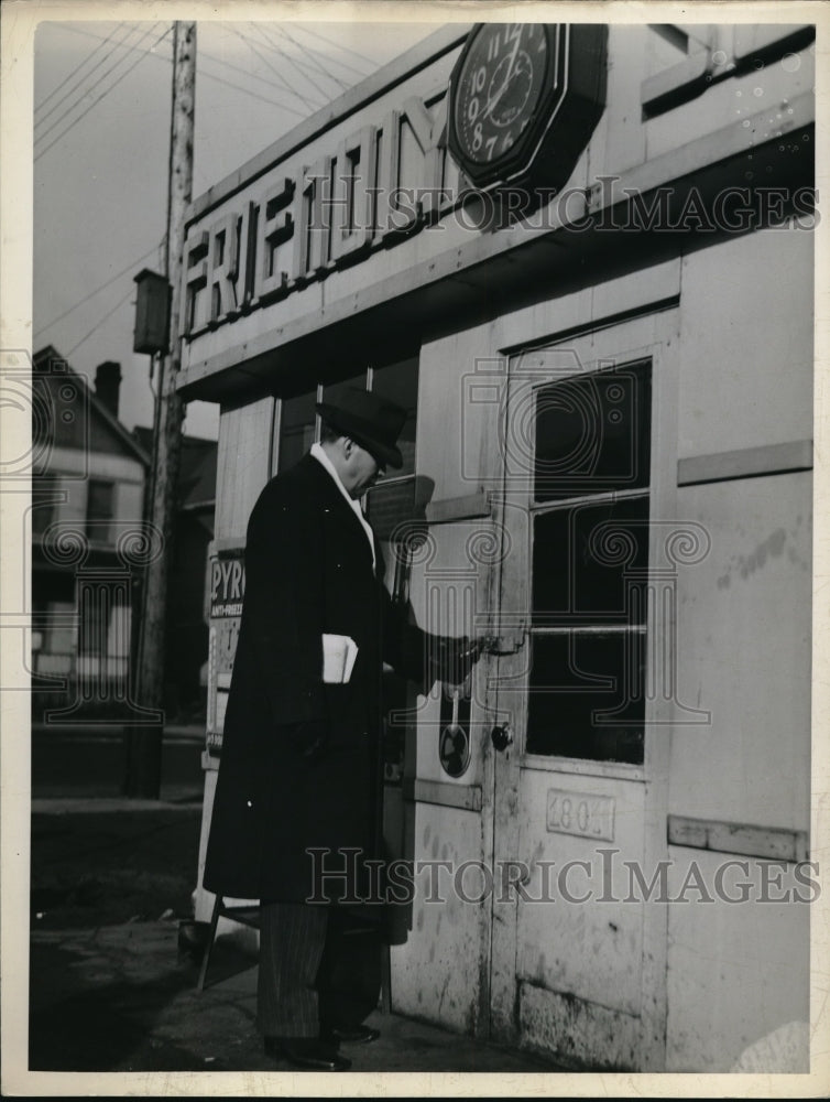 1941 Press Photo Captain Mike Blackwell at a business - neb47491- Historic Images