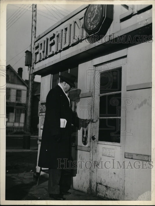 1941 Press Photo Captain Mike Blackwell at a business - neb47491- Historic Images