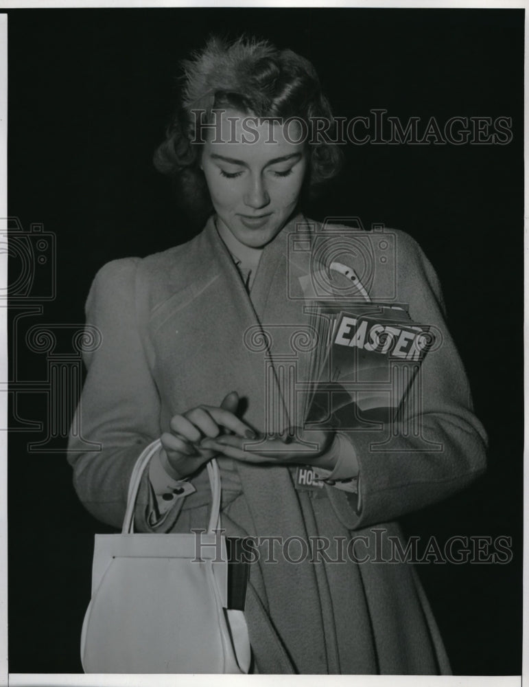 1940 Press Photo Woman at Hollywood Bowl for Easter Sunday services - neb47524 - Historic Images