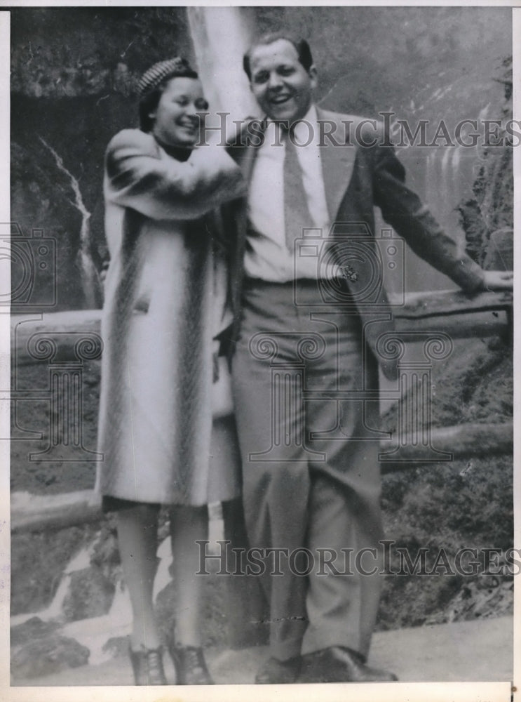 1945 Press Photo Manila, P.I. UP reporter Frank Hewlett &amp; wife Virginia - Historic Images