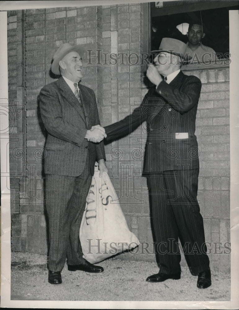 1946 Press Photo Kansas City, KS Postmaster AH Gillis Greeted By Postmaster - Historic Images