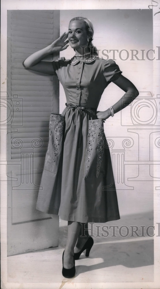 1950 Enormous Panier Pockets grace the Full Skirt of Winter Cotton-Historic Images