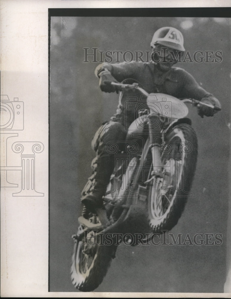 1961 Press Photo Sten Lundin sails through the air during competition - Historic Images