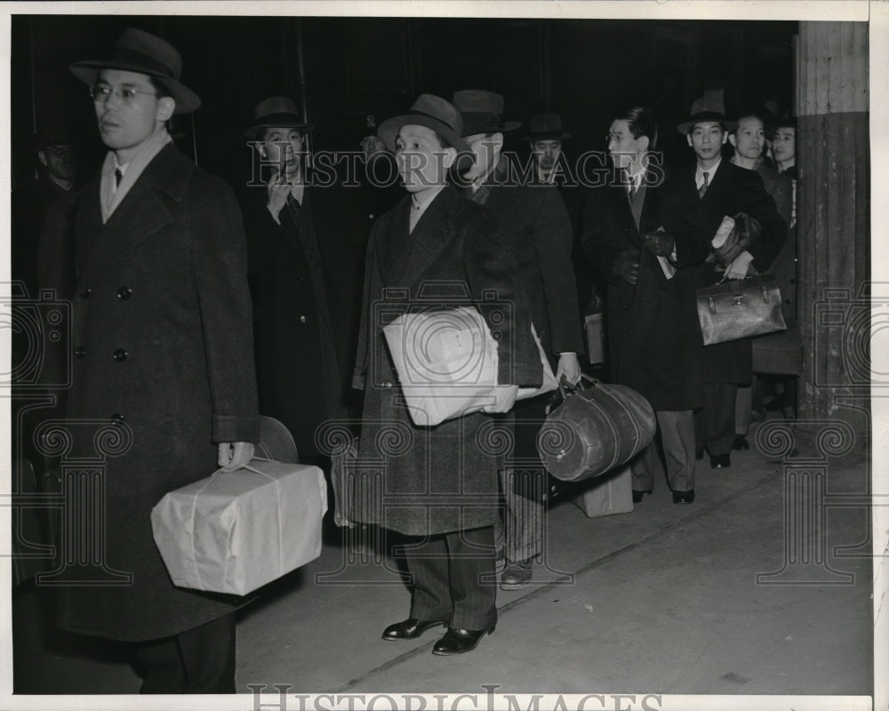 1941 Press Photo Members Of The Staff Of Japanese Embassy Entering Hot Springs - Historic Images