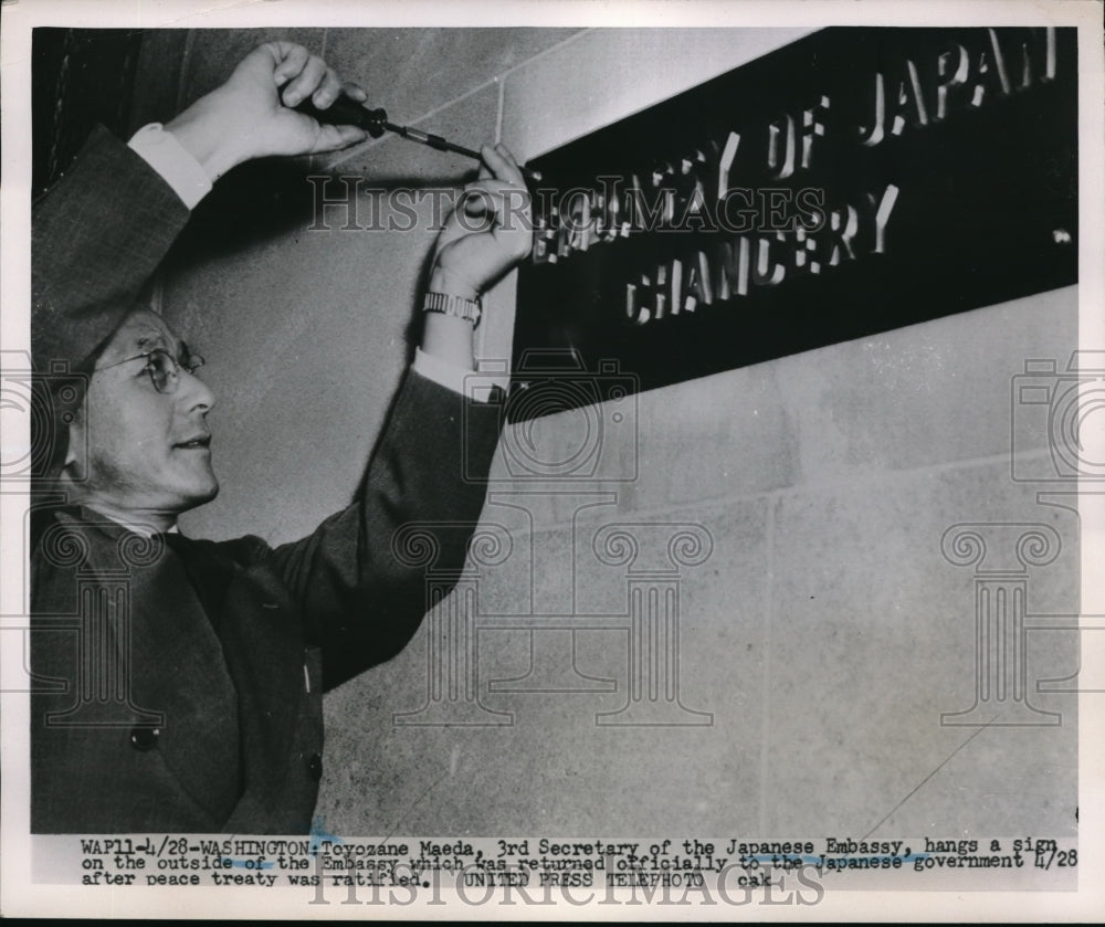 1962 Press Photo Toyozane Maeda 3rd Secretary Of The Japanese Embassy Hangs Sign - Historic Images