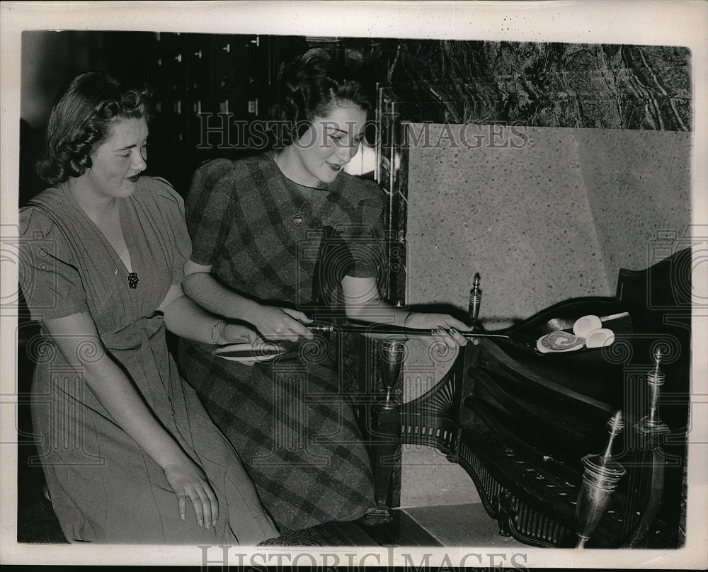 1939 Press Photo Wash.D.C. maude A Metcalf, Marie Rinck work for Sen. S Downey-Historic Images