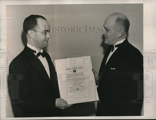 1941 Press Photo Asst Prof Of Meteorology Henry Houghton Receives - Historic Images