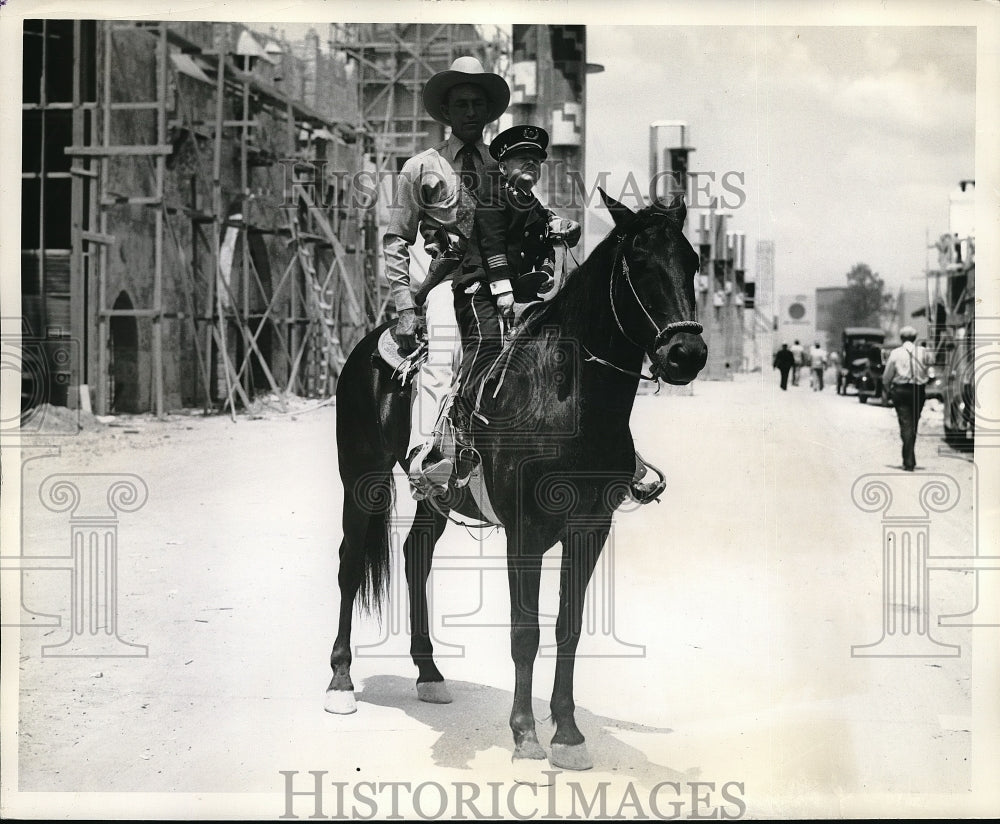 1936 Press Photo Cliff Helm Of Texas Continental Exposition Police Tours Grounds-Historic Images