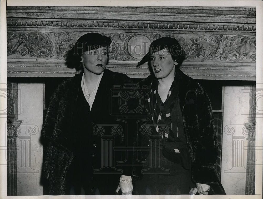 1935 Mrs Gloria Perry &amp; Mrs Catherine Robertson at Crossroads club - Historic Images