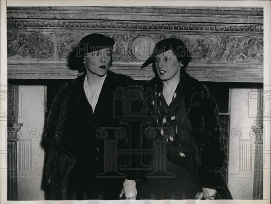 1935 Mrs Gloria Perry & Mrs Catherine Robertson at Crossroads club - Historic Images