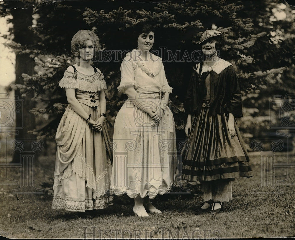 1922 Josephine Williford,Dorothy Johnson &amp; Miss Helen Griffin-Historic Images
