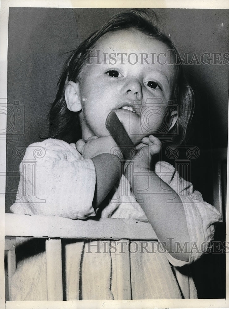 1941 Patricia Wood Swallowed open safety pen  - Historic Images