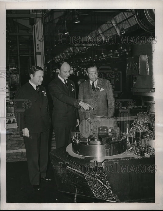 1941 Press Photo Robert Earle Robert Loveti & Guy Vaughan in the Cadwell Plant - Historic Images