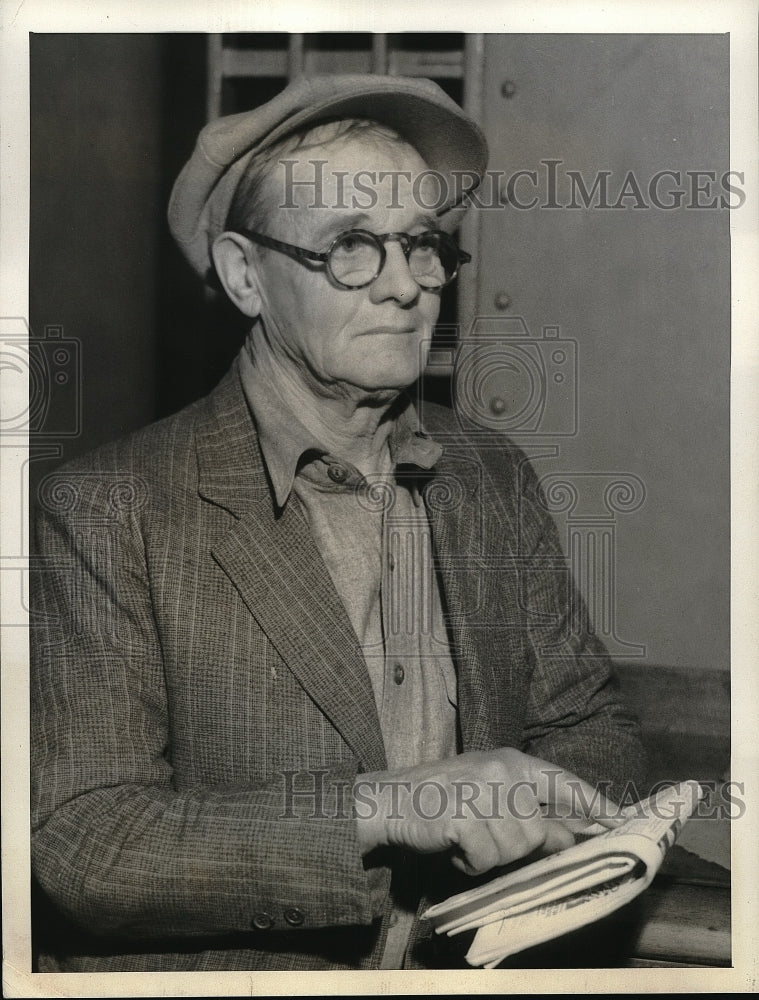 1933 Edward Edwards turns self in for aiding in a jail break - Historic Images