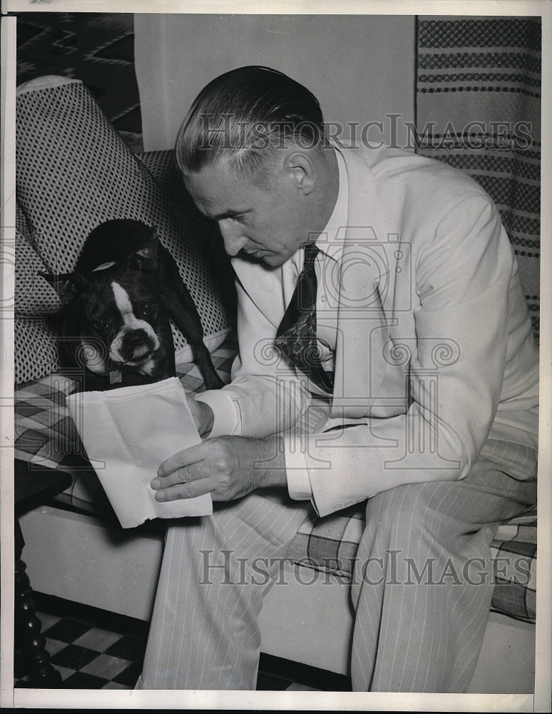 1940 Roy H. Hislop with Beau Reads Ransom Note From Dognaper-Historic Images