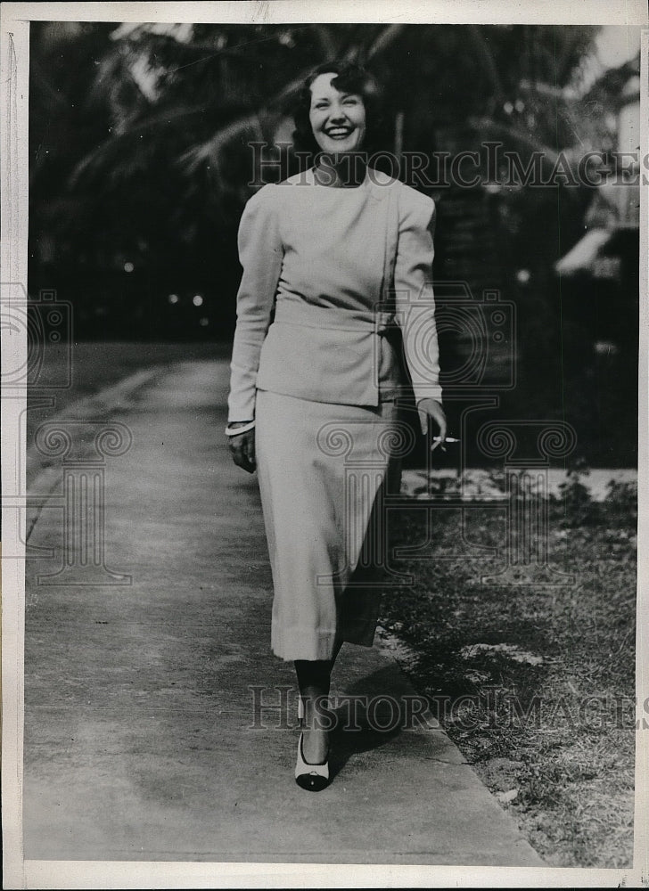 1933 Mrs. A.W. Hecker of Cleveland in Gardens of Flamingo Hotel-Historic Images