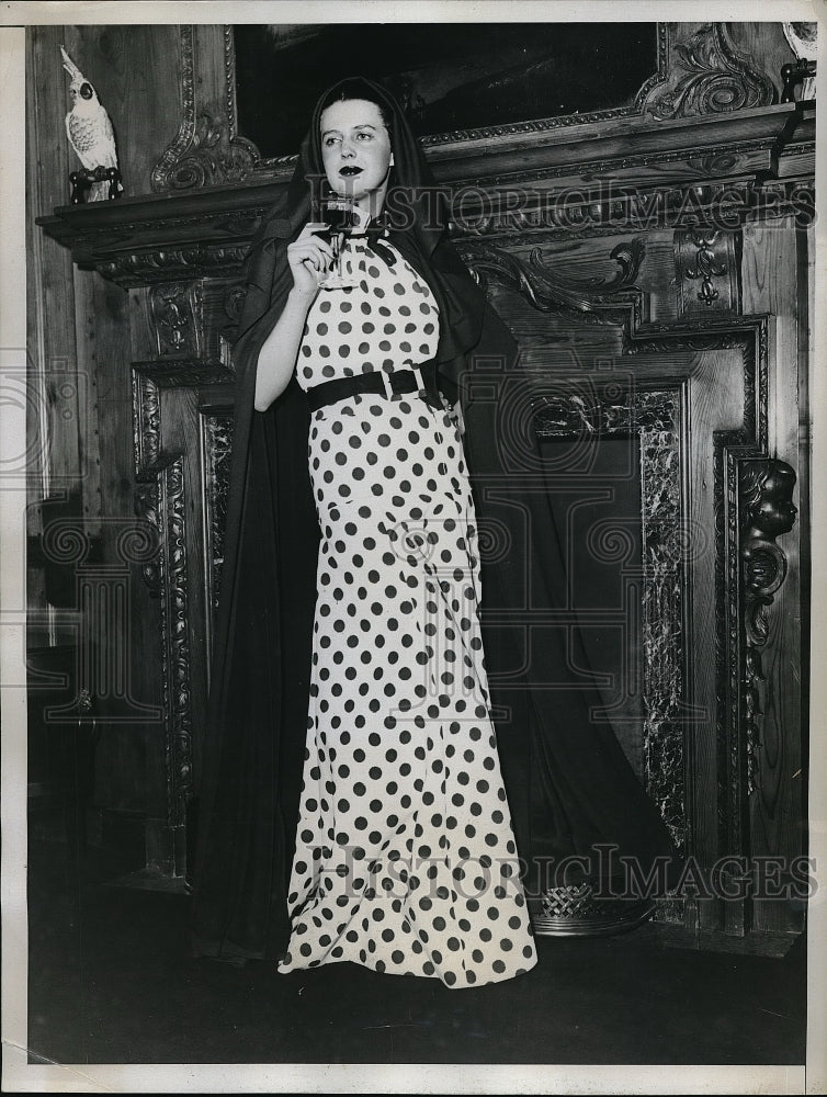 1935 Press Photo Peggy Laden Models The New Sari Hood &amp; Cape Worn Over White - Historic Images