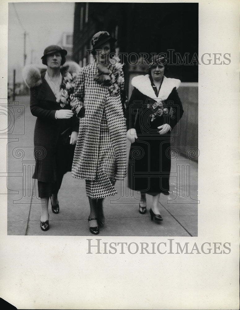 1934 Press Photo Betty Fitzpatrick Helen Fitzpatrick Dorothy Nugent - neb48356 - Historic Images