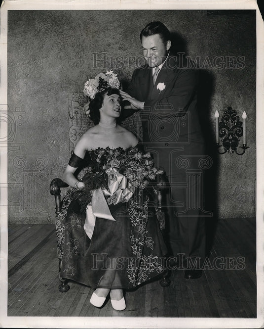 1950 Press Photo Joanne Pendergrass & Ted J. Connelly Bestowed Upon Her A Crown-Historic Images