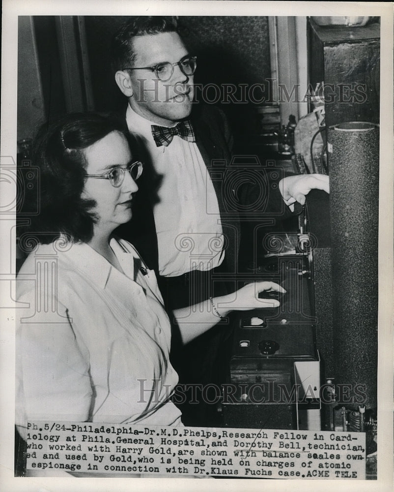 1953 Press Photo Dr Md Phelps &amp; Dorothy Bell Hold Balance Scales - Historic Images