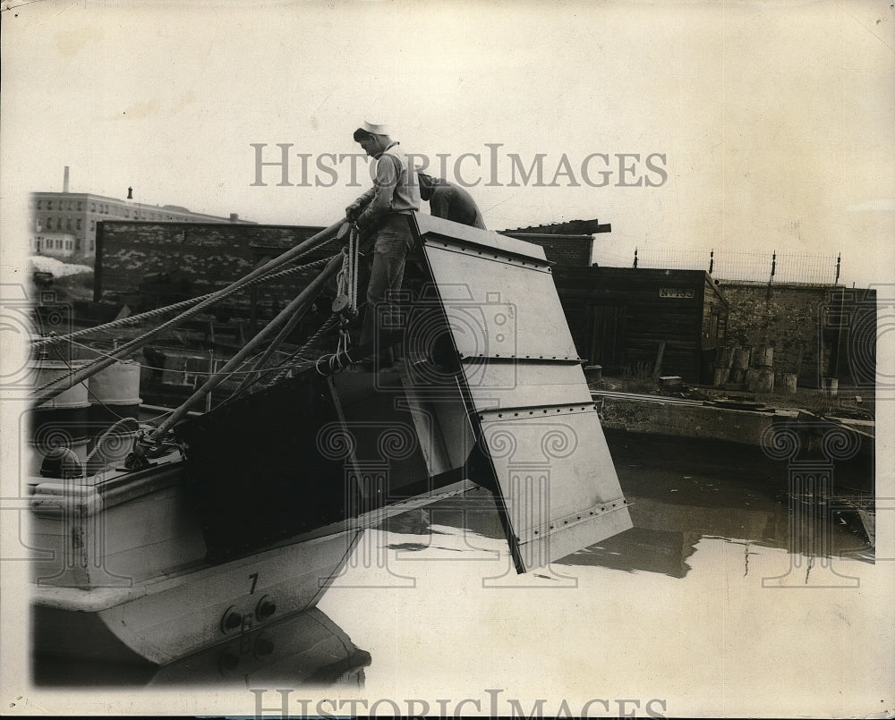 1928 Nw diving bell device testing of resue capability-Historic Images