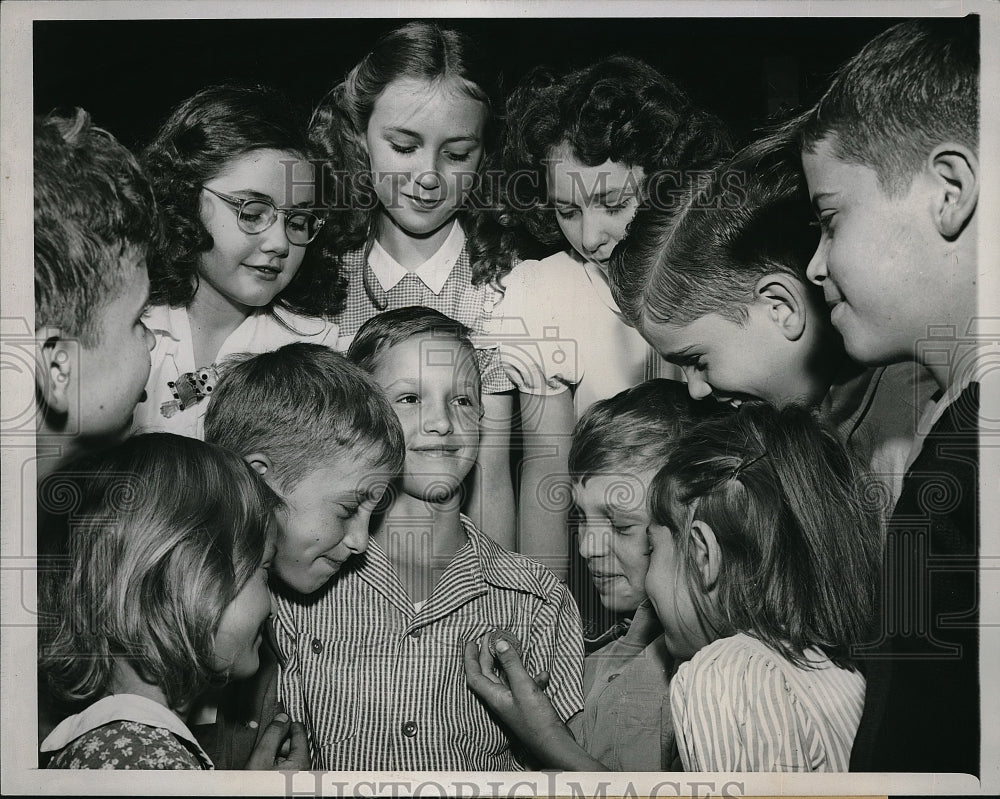 1946 Press Photo Chicago, Ill John Popalka &amp; fellow students look at his medal - Historic Images