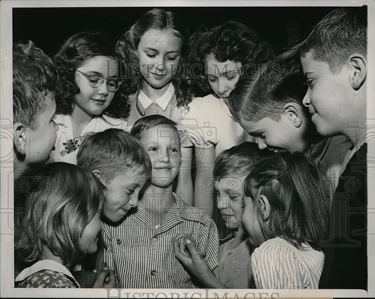 1946 Press Photo Chicago, Ill John Popalka & fellow students look at his medal - Historic Images