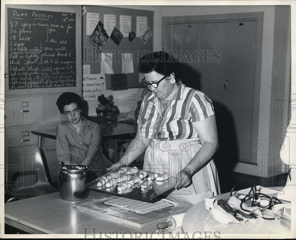 1963 Press Photo Mrs John Gaino, Joanne Lueckel at LF Mayer Jr HS in Cleveland-Historic Images