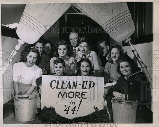 1944 Press Photo Chicago, Ill school children for city's clean up campaign - Historic Images
