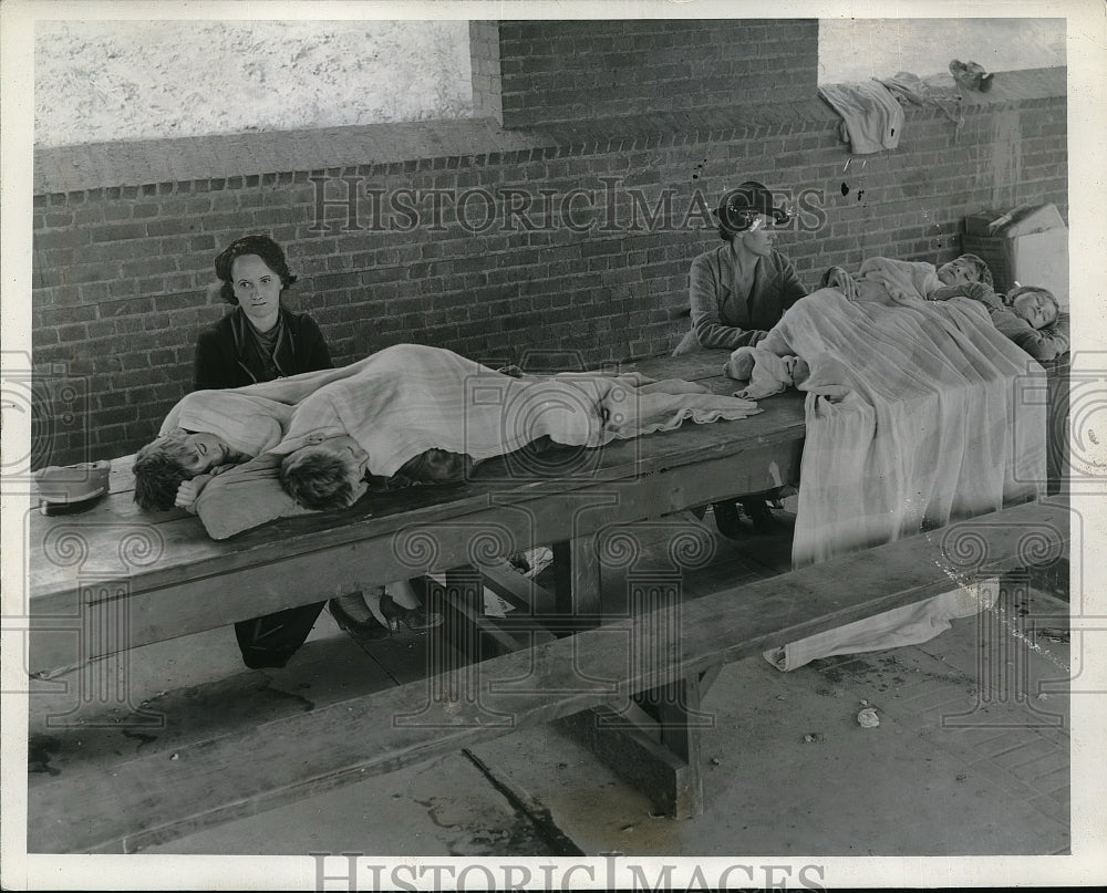 1938 Press Photo Evicted mothers movie to City park in Cleveland Jessie Ferguson - Historic Images