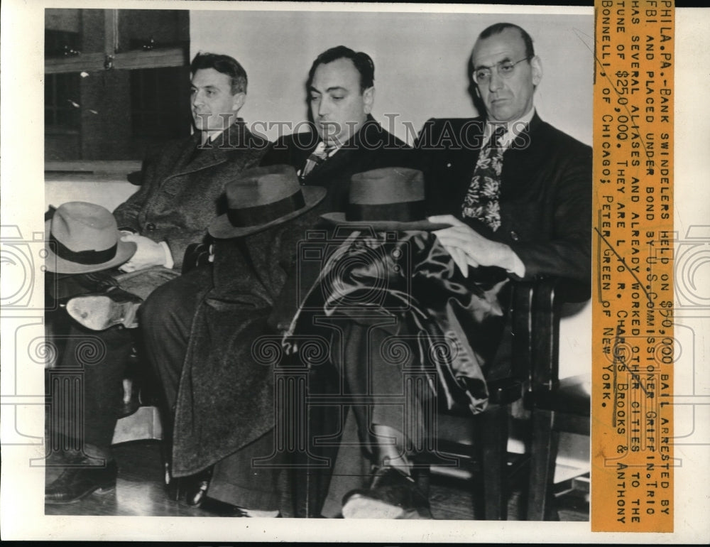 1942 Press Photo Charles Brooks Anthony Bonnelli Peter Green Arrested By FBI - Historic Images