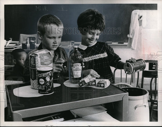 Press Photo Homer Dyne And Donna Wengal In Class At Merrick Hutchinson School - Historic Images