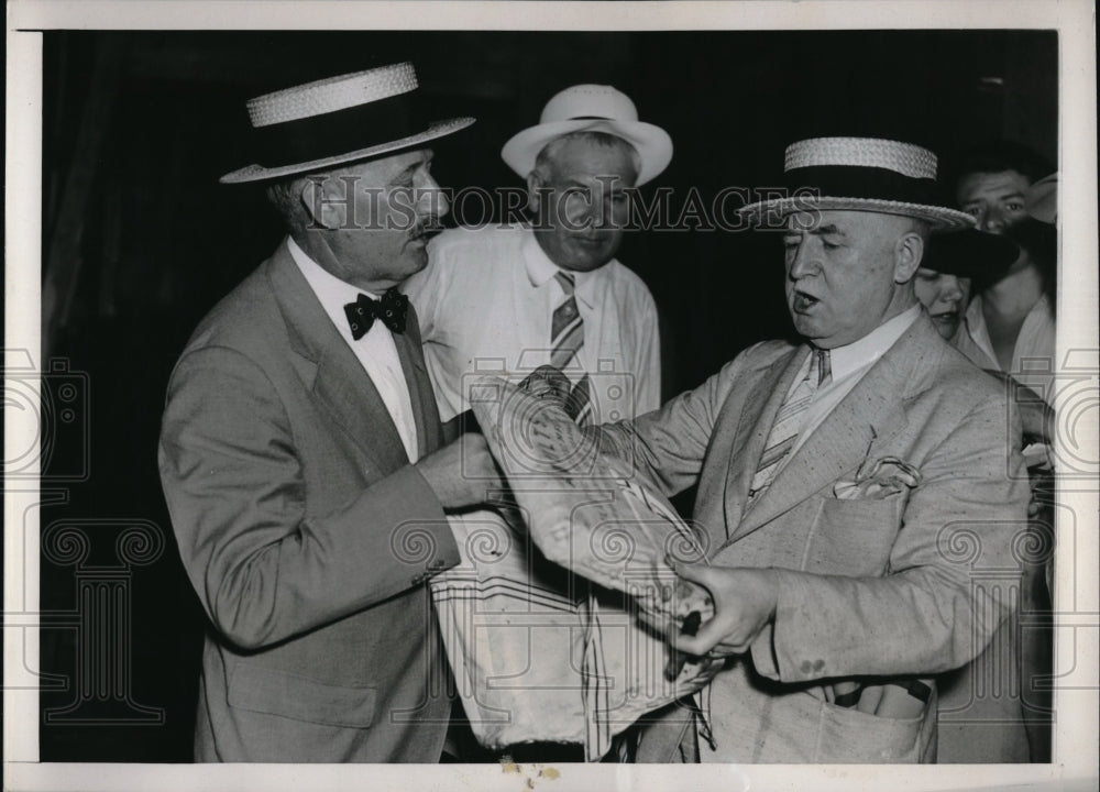 1937 Press Photo former Baltimore Mayor William Broening joins steamer rescue - Historic Images