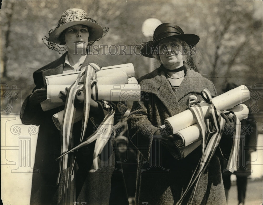 1924 Mrs Charles Fetter, Mrs Harriet Wheeler at the White House-Historic Images