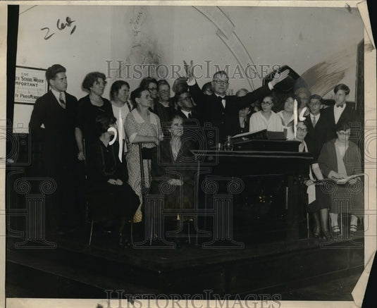 1925 Press Photo Bible Marathoners say amen after 55 hours w/ Edler Robert Fries - Historic Images