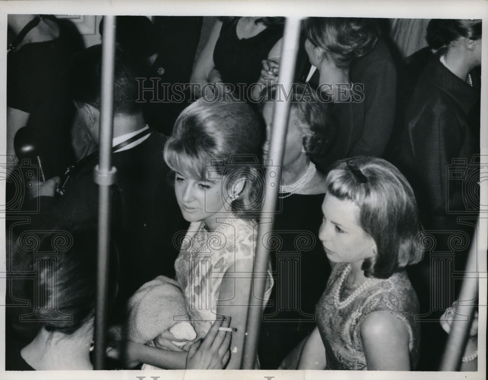 1962 Press Photo Paris, France Ann Fors &amp; Catherine Berger at finishing school-Historic Images