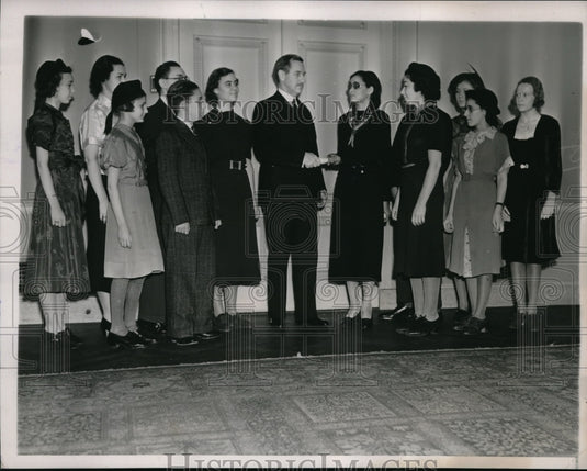 1937 Press Photo Winthrop Aldrich Presents 1st Prize To Frances Berry-Historic Images