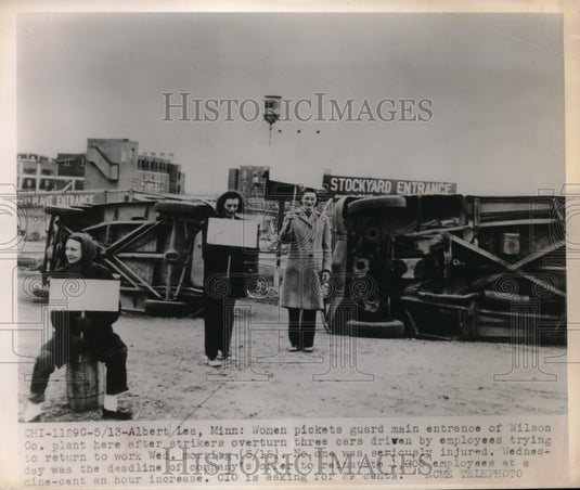 1948 Press Photo Women pickets guard main entrance Wilson Co plant for 90 cent - Historic Images