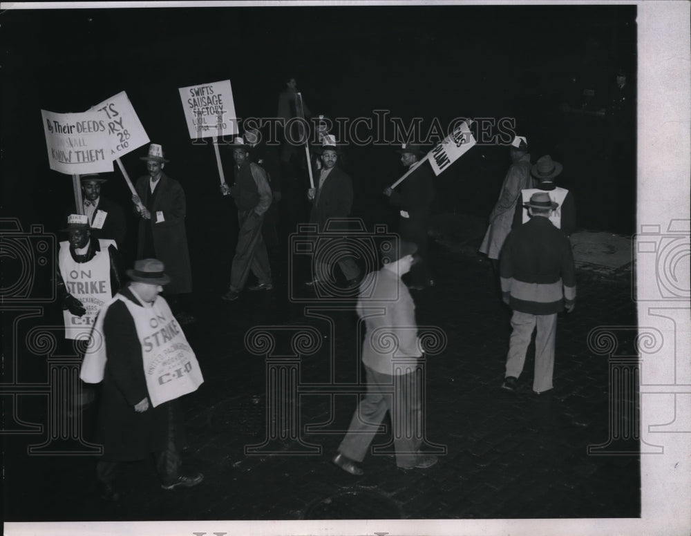 1948 Pickers circle gate to meat packing plants 20,000 members strik - Historic Images