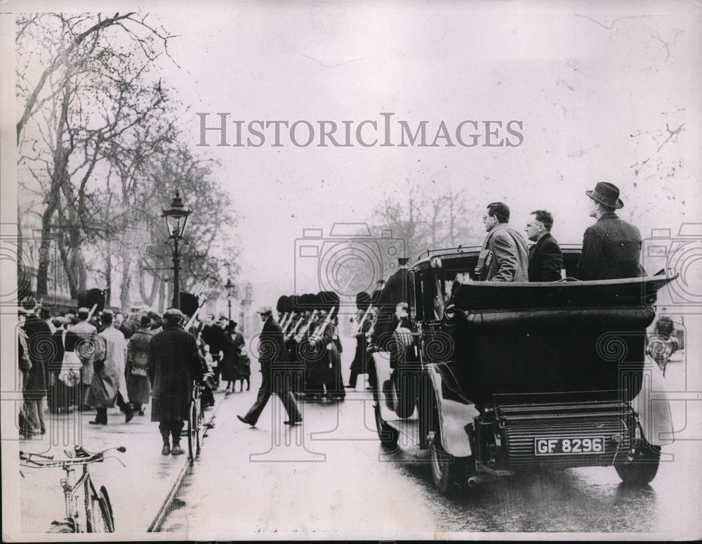 1937 Press Photo Caesar Sertchinger of CBS at London for Coronation broadcast - Historic Images