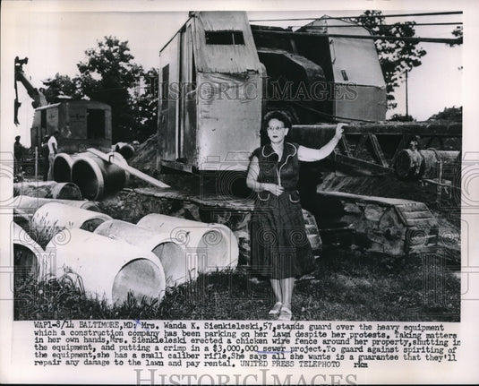 1953 Press Photo Baltimore, Md Mrs Wanda Sienkieleskie & hevy equip on her lawn - Historic Images